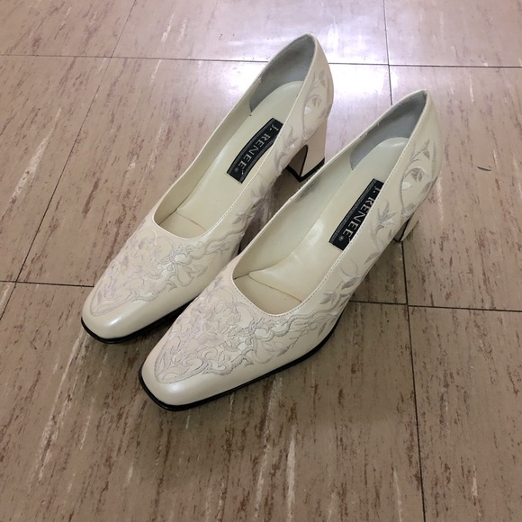 J. Renee Embroidered cream pumps 9.5 FLAW - Picture 1 of 6